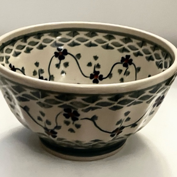 Boleslawca Polish Pottery Fluted Bowl Woven Pansies - Picture 4 of 6